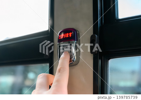 バスの降車ボタンを押す指 バスの降車ボタンを押す指 139785739