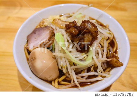 具材が彩る二郎系ラーメンの美味しそうな一杯 139785798