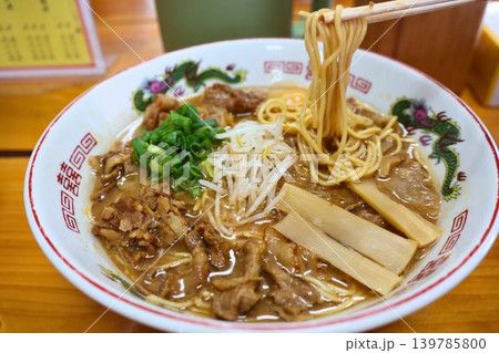 麺を持ち上げた熱々ラーメンの美味しそうな一杯 麺を持ち上げた熱々ラーメンの美味しそうな一杯 139785800