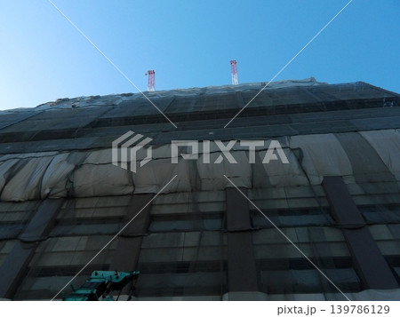 建設中の高層ビルと青空 福岡市天神の再開発風景 建設中の高層ビルと青空 福岡市天神の再開発風景 139786129