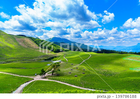 初夏の曾爾高原　亀山峠へ向かう登山道の中腹から見た高原の風景　お亀池奥の広場に影を落とす雲 139786188