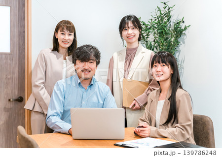 会議室で打ち合わせ,ミーティングをするビジネスマン,男女 139786248