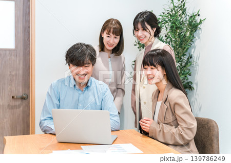会議室で打ち合わせ,ミーティングをするビジネスマン,男女 会議室で打ち合わせ,ミーティングをするビジネスマン,男女 139786249