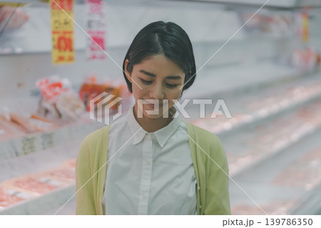supermarket 139786350