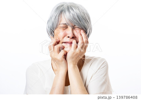 嘆く白髪のシニア女性 嘆く白髪のシニア女性 139786408