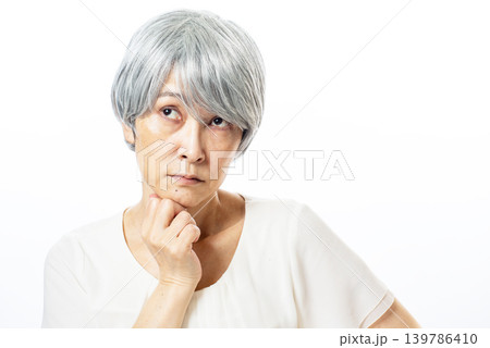 考える高齢者の女性 考える高齢者の女性 139786410
