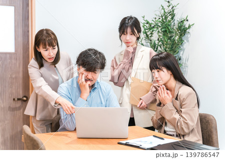 会社のデータを見ながら真剣に話し合う,打ち合わせをするビジネスマンとビジネスウーマン（トラブル） 139786547