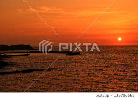 炎のように空を染めて落ちていく長和瀬漁港の夕景 炎のように空を染めて落ちていく長和瀬漁港の夕景 139786663