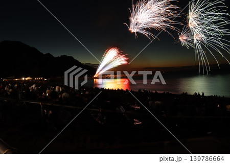 海へ放り投げるように打ち上げる浜坂夏祭りの花火大会 139786664