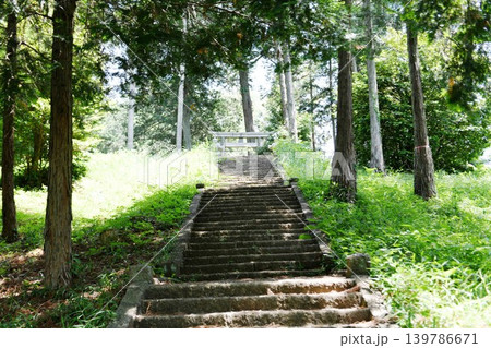【小山市 下毛野地域を代表する首長墓 前方後円墳 国の史跡「摩利支天塚古墳」摩利支天社の石段参道】 【小山市 下毛野地域を代表する首長墓 前方後円墳 国の史跡「摩利支天塚古墳」摩利支天社の石段参道】 139786671