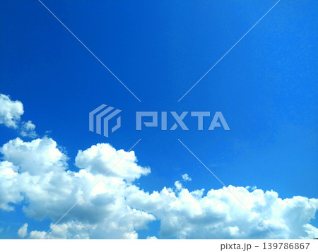 青空に広がる白い雲と爽快な夏空の背景 青空に広がる白い雲と爽快な夏空の背景 139786867