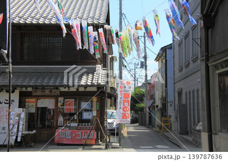 鯉のぼりが泳ぐ5月の川越の街 鯉のぼりが泳ぐ5月の川越の街 139787636