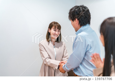 企業のオフィスで握手をして挨拶,自己紹介,契約を結ぶビジネスウーマン 139787706