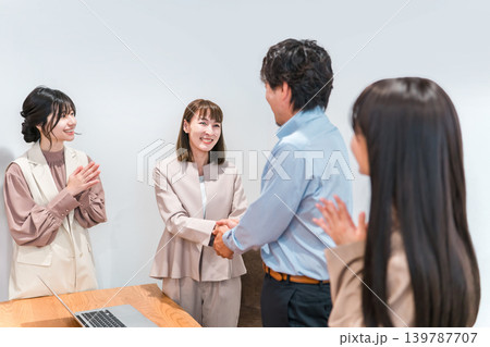 企業のオフィスで握手をして挨拶,自己紹介,契約を結ぶビジネスウーマン 企業のオフィスで握手をして挨拶,自己紹介,契約を結ぶビジネスウーマン 139787707