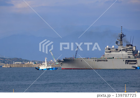 入港中の輸送艦 139787725