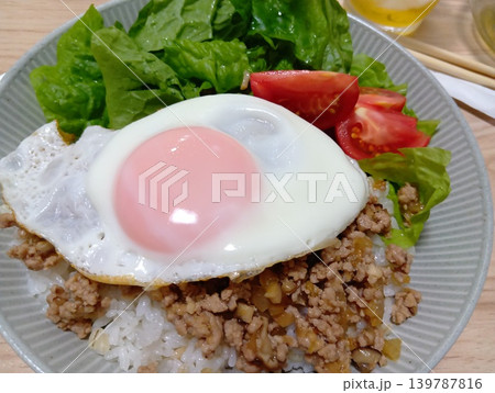 手作りのガパオライスとサラダのワンプレートランチ 手作りのガパオライスとサラダのワンプレートランチ 139787816