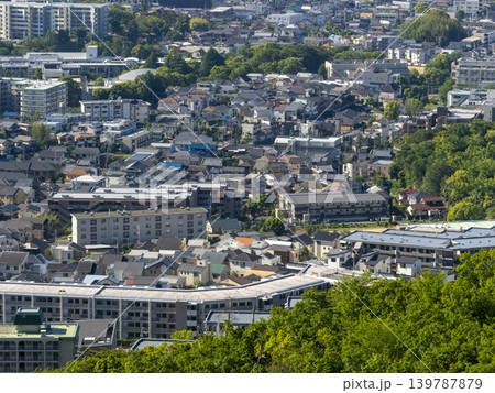 五月山から見る住宅密集地の風景 139787879