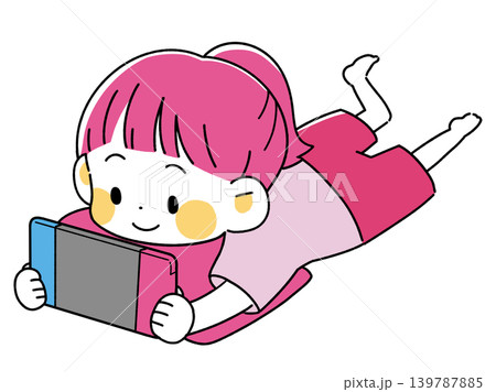 寝転がってゲームをする女の子のイラスト 寝転がってゲームをする女の子のイラスト 139787885