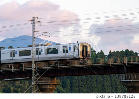 橋を渡る817系電車 139788128