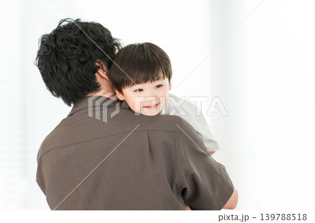 家で父親に抱っこされる子ども,男の子(ファミリー,親子,家族) 家で父親に抱っこされる子ども,男の子(ファミリー,親子,家族) 139788518