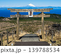 伊豆大島・三原神社の鳥居と富士山 139788534