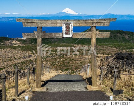 伊豆大島・三原神社の鳥居と富士山 139788534