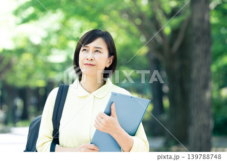訪問介護スタッフの女性 139788748
