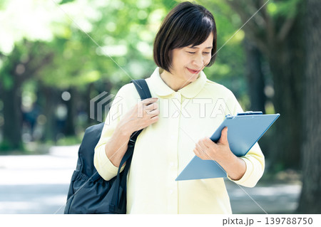 訪問介護スタッフの女性 訪問介護スタッフの女性 139788750