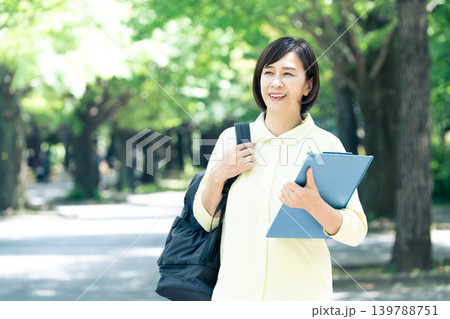 訪問介護スタッフの女性 139788751