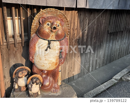 古い町並みに佇む信楽焼の狸の置物 139789122