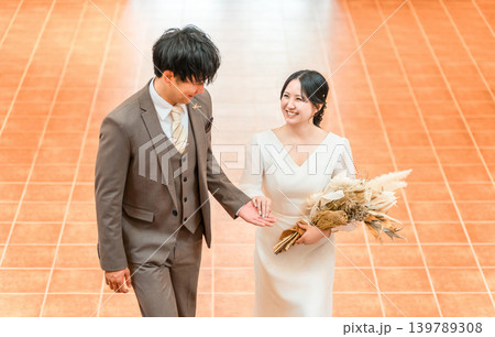 結婚式でチャペルの階段を登る新郎新婦（エスコート,ブライダル,ウェディング,披露宴） 139789308
