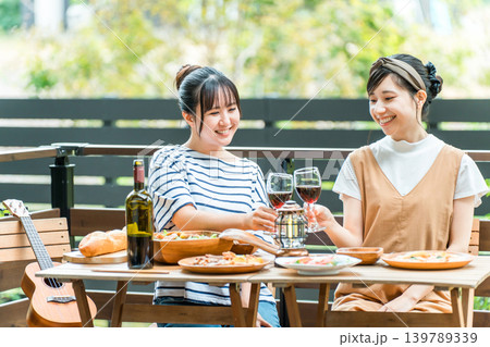 テラスで食事,バーベキュー,ホームパーティー,グランピングする若い女性,友達 テラスで食事,バーベキュー,ホームパーティー,グランピングする若い女性,友達 139789339