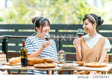 テラスで食事,バーベキュー,ホームパーティー,グランピングする若い女性,友達 139789341