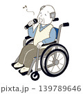 車椅子に座ったおじいさんがカラオケで歌を歌っている 139789646