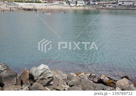 海水浴場と岩場 海水浴場と岩場 139789712