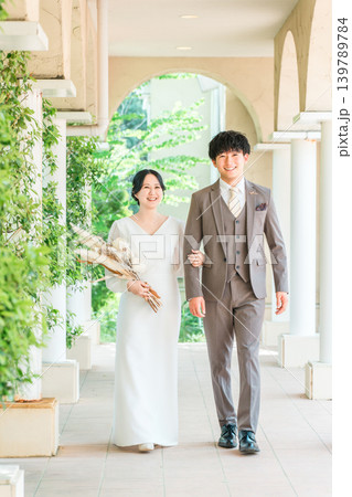 結婚式場を歩く新郎新婦(入場・結婚式・アジア人) 結婚式場を歩く新郎新婦(入場・結婚式・アジア人) 139789784