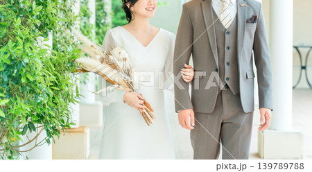 結婚式場を歩く新郎新婦(入場・結婚式・アジア人) 結婚式場を歩く新郎新婦(入場・結婚式・アジア人) 139789788