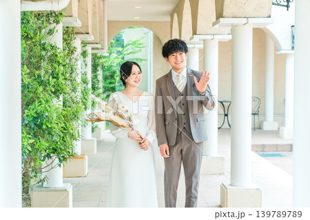 結婚式場を歩く新郎新婦(入場・結婚式・アジア人) 結婚式場を歩く新郎新婦(入場・結婚式・アジア人) 139789789