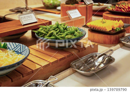 クルーズ船ビュッフェに並ぶ枝豆と和食メニュー クルーズ船ビュッフェに並ぶ枝豆と和食メニュー 139789790