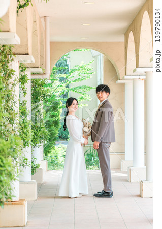 ブーケを持って向かい合う新郎新婦(ウェディング・ブライダル・夫婦) ブーケを持って向かい合う新郎新婦(ウェディング・ブライダル・夫婦) 139790134