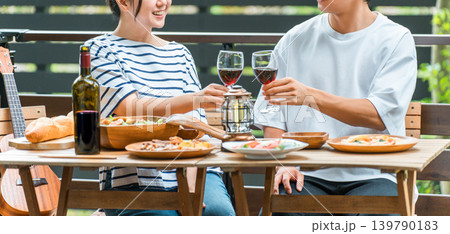ウッドデッキ,テラス席,バルコニー席で食事するカップル,夫婦（グランピング・ベランピング） 139790183