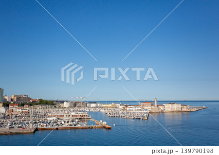 青空の下に広がるイタリア・トリエステの港風景 青空の下に広がるイタリア・トリエステの港風景 139790198