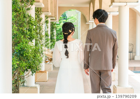 結婚式場を歩く新郎新婦の後ろ姿（入場,結婚式） 139790209