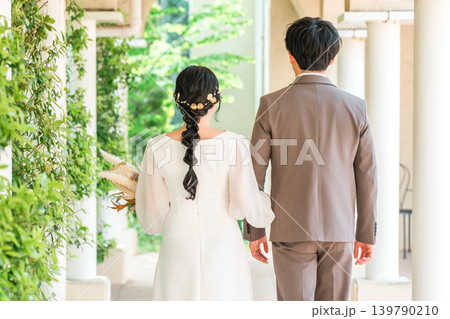 結婚式場を歩く新郎新婦の後ろ姿(入場,結婚式) 結婚式場を歩く新郎新婦の後ろ姿(入場,結婚式) 139790210