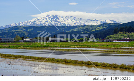 旗雲に覆われる残雪の鳥海山 秋田県 旗雲に覆われる残雪の鳥海山 秋田県 139790236