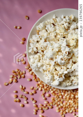 塩バター味のポップコーンとポップコーンの種 塩バター味のポップコーンとポップコーンの種 139790265