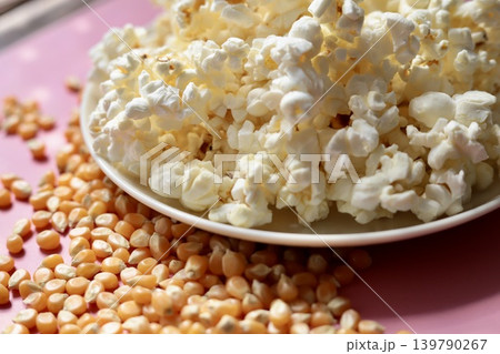 塩バター味のポップコーンとポップコーンの種 塩バター味のポップコーンとポップコーンの種 139790267