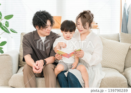 自宅のソファでくつろぐ家族,ファミリー,育児(絵本,読み聞かせ) 自宅のソファでくつろぐ家族,ファミリー,育児(絵本,読み聞かせ) 139790289