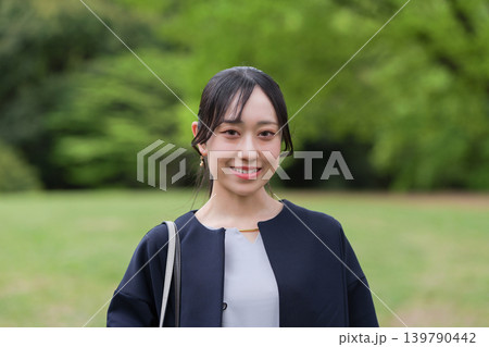 新緑を背景に微笑む女性 新緑を背景に微笑む女性 139790442