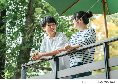 休日,夏休みに緑の中でリフレッシュする男女,カップル,夫婦,恋人 休日,夏休みに緑の中でリフレッシュする男女,カップル,夫婦,恋人 139790488